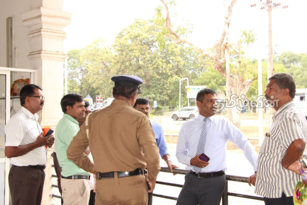 கிளிநொச்சி மத்திய பேருந்து நிலையத்தினுள் தனியார் வாகனங்கள் நுழைவதைத் தடை! | Kilinochchi Bus Stand Car Entry Ban