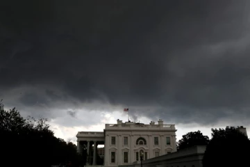 அமெரிக்காவின் 10 மாகாணங்களை புரட்டிப்போட்ட சூறாவளி; இருளில் மூழ்கிய வீடுகள்!