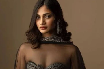 நம்ம லாஸ்லியாவா இது.. கிளாமரில் இப்படியொரு போஸ் கொடுத்து போட்டோஷூட்..