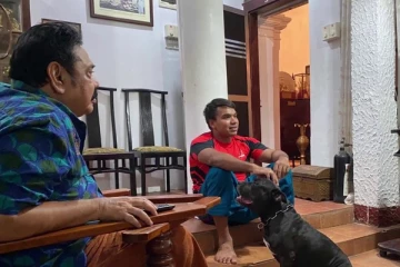 மஹிந்த வீட்டு வளர்ப்பு நாயின் கழுத்தில் 90 பவுணில் தங்க மாலை!