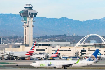 விமானியின் அறைக்கு நுழைய முயற்சி... நகரும் விமானத்திலிருந்து குதித்த நபரால் பரபரப்பு