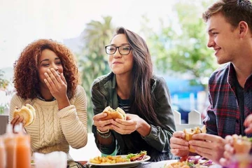 உணவை நின்றுகொண்டு சாப்பிடும் பழக்கம் உள்ளவரா? இனி தவறை செய்யாதீங்க