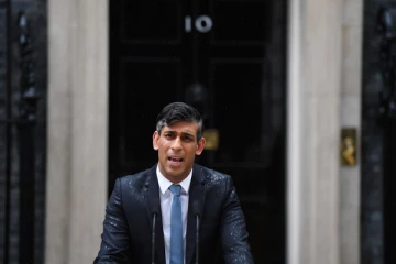 சகுனம் சரியில்லை... தேர்தல் அறிவிப்பின்போது சதி செய்த வானிலை: கேலி கிண்டலுக்காளான பிரித்தானிய பிரதமர்