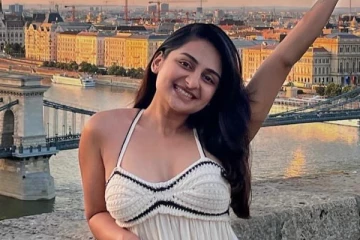 எஸ்தர் அணில் கிளாமர் போட்டோஷூட்