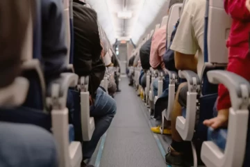 நடுவானில் அரங்கேறிய தாக்குதல் சம்பவம்; திகிலில் உறைந்த பயணிகள் ; திசை திருப்பட்ட விமானம்!