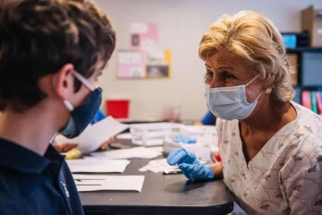 சிறார்களுக்கு தடுப்பூசி அளிப்பது குடும்பத்தில் பிரச்சனையை உருவாக்கும்: சுவிஸ் நிபுணர்கள் கருத்து