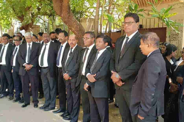 யாழில் கைதான பெண் சட்டத்தரணி - வடக்கில் வெடித்த போராட்டம் | Female Lawyer Arrested In Jaffna Lowers Protest