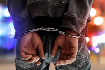 இரவில் சிக்கிய18 வயது இளைஞன் ; சோதனையில் சிக்கிய பொருட்கள்