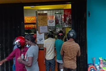 வவுனியாவில் அரச அறிவித்தலை மீறி திறந்திருந்த மதுபானசாலைகள்