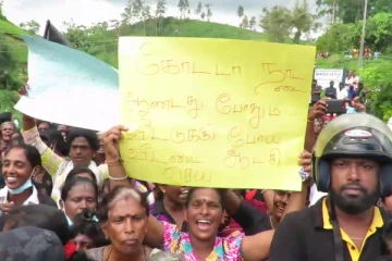 இராஜாங்க அமைச்சரின் வீட்டிற்கு முன்பாக போராட்டம்: உருவ பொம்மைகள் எரிப்பு: பதற்றமான சூழ்நிலை