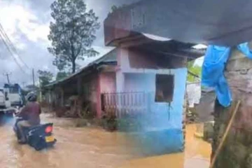 දරුණු ගං වතුර තත්ත්වයක් - දික්ඔය වතු නිවාස 50ක් ජලයෙන් යට වෙයි