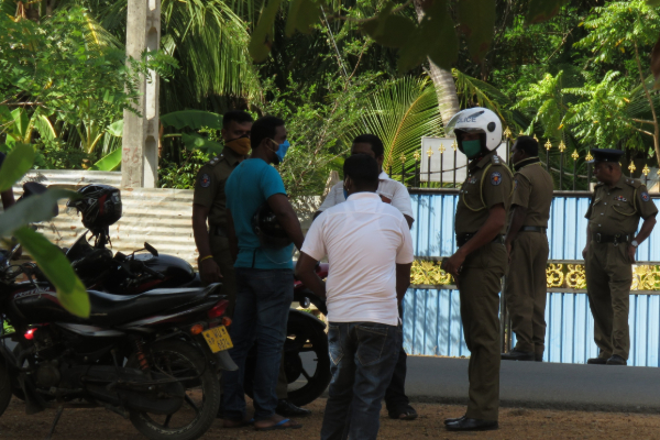 இரவில் அனுமதியின்றி வீடுகளுக்குள் நுழையும் பொலிஸாருக்கு எச்சரிக்கை | Warning For Police Who Are Search In The Night