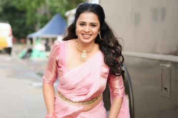 தாவணியில் அஞ்சனா.. அழகிய புகைப்படங்கள்