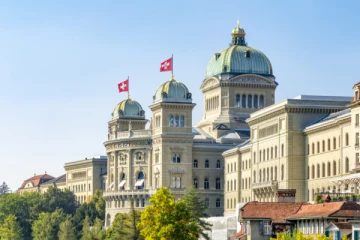 வெளிநாட்டிலிருந்து பணம் வாங்கினால் கடும் தண்டனை: சுவிஸ் தேர்தல் விதிகளைக் கடுமையாக்க அழைப்பு