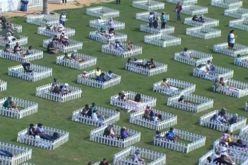 அபுதாபி மைதானத்தில் வேலிக்குள் அமர்ந்த படி போட்டியை கண்டுகளித்த ரசிகர்கள்! இணையத்தில் வைரலாகும் புகைப்படம்