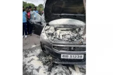 தீப்பிடித்து எரிந்த கடற்படை உயர் அதிகாரிக்கு சொந்தமான கார்