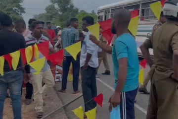 இராணுவத்தினர் கெடுபிடி - துயிலுமில்லத்தின் முகப்பு வளைவு உடைப்பு..! முள்ளியவளையில் பதற்றம் ( காணொளி)