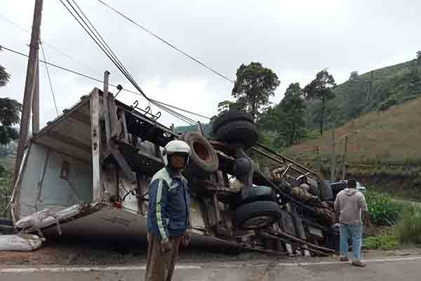 கோழி உரத்தை ஏற்றி பயணித்த லொறி விபத்து | Truck Fell Accident In Toppas Area