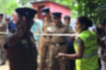 වෙළඳසැලකට ගිය පොලිස් නිලධාරියෙකුට පහර දී ඝාතනය කරයි..