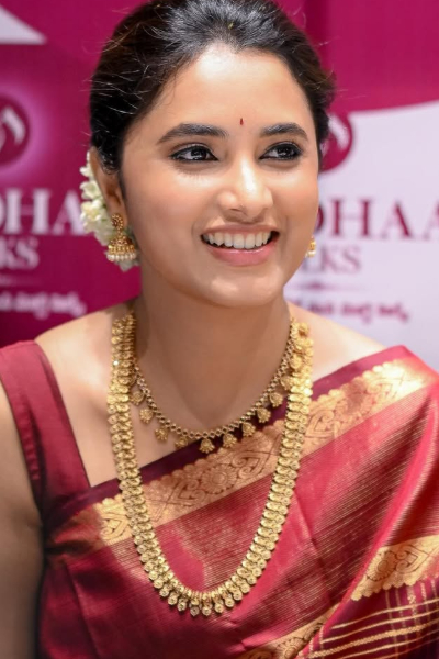 அலைமோதிய ரசிகர்கள் கூட்டம்.. நெரிசலில் சிக்கி அவதிப்பட்ட பிரியங்கா மோகன், வீடியோ இதோ | Priyanka Mohan At Shop Opening Video Viral