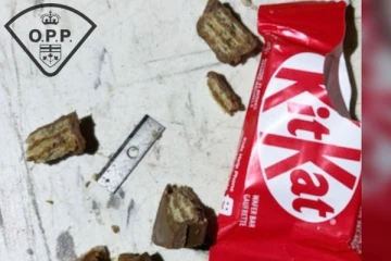 கனடாவில் சொக்லெட்டில் சிக்கிய பிளேட்