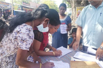 பொருளாதார நெருக்கடிக்கு எதிராக கையெழுத்து வேட்டை (படங்கள்)