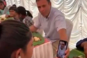 குழந்தைகளுடன் அமர்ந்து மதிய உணவு சாப்பிட்டார் ராகுல்காந்தி