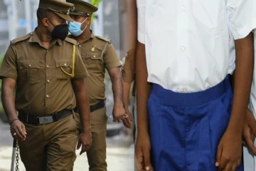 மாணவியை கத்தியால் குத்திய சிறுவன் - இரத்தத்துடன் பொலிஸ் நிலையம் சென்றமையால் பரபரப்பு