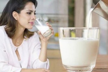 பால் குடிப்பதில் இவ்வளவு விஷயம் இருக்கா? பாலை குடிக்க சரியான முறை இதுதான்!