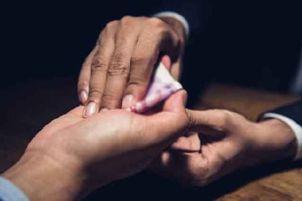 வவுனியாவில் இலஞ்சம் பெற்ற காவல்துறை உத்தியோகத்தருக்கு நேர்ந்த கதி | Police Officer Bribe In Vavuniya Remanded