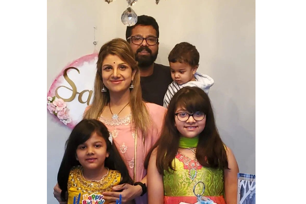 குடும்பத்துடன் புகைப்படம் எடுத்த 90ஸ் நாயகி ரம்பா.. அழகிய லேட்டஸ்ட் போட்டோ | Ramba Latest Click With Her Family