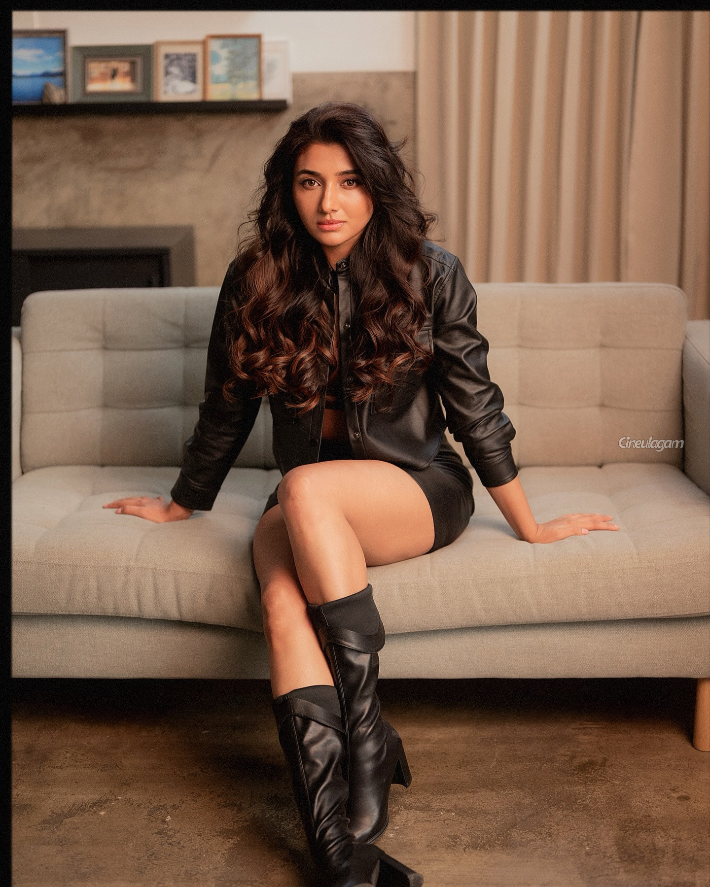 ஷார்ட் உடையில் செம ஹாட் போஸ் கொடுத்த மிர்னா மேனன் 6 Gallery