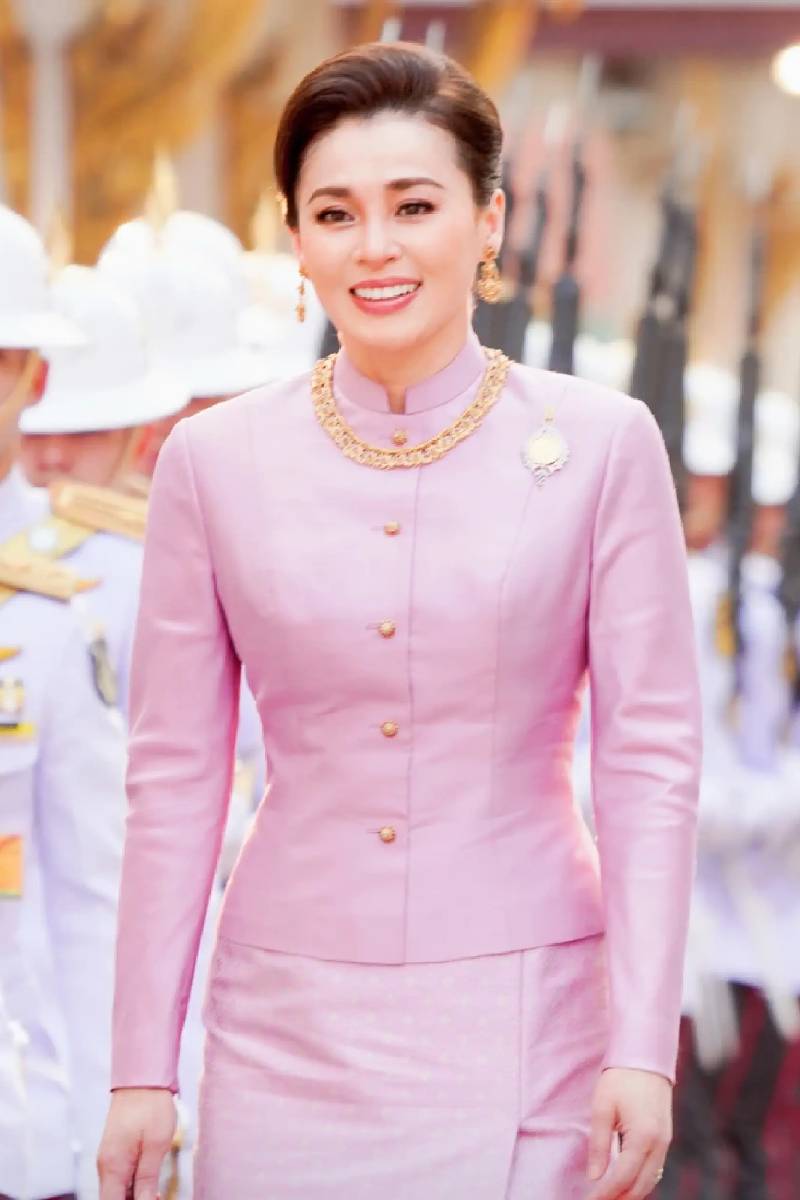 தனி ஆளாக போர் விமானம் ஒன்றை இயக்கிய நாடொன்றின் ராணி | Thailand Queen Make 1St Solo Flight In Ighter Jetf தனி ஆளாக போர் விமானம் ஒன்றை இயக்கிய நாடொன்றின் ராணி | Thailand Queen Make 1St Solo Flight In Ighter Jetf