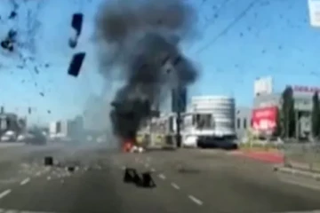 உக்ரைன் தலைநகரில் பரபரப்பான சாலையில் விழுந்த ஏவுகணை! வெளியான அதிர்ச்சியளிக்கும் காட்சிகள்