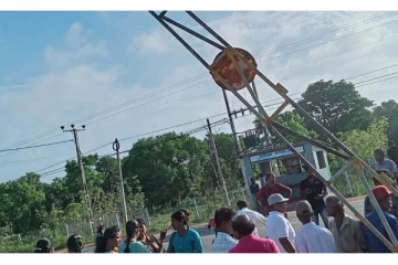 தமிழர் பகுதியில் பாதுகாப்பற்ற ரயில் கடவை; வீதிக்கு இறங்கிய பிரதேசவாசிகள்!