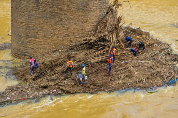 பேராதனை, களுகமுவ பாலங்களில் சிக்கியிருந்த கழிவுகளை வெற்றிகரமாக அகற்றிய கடற்படை | Navy Clears Debris Trapped Kalugamuwa Bridges பேராதனை, களுகமுவ பாலங்களில் சிக்கியிருந்த கழிவுகளை வெற்றிகரமாக அகற்றிய கடற்படை | Navy Clears Debris Trapped Kalugamuwa Bridges