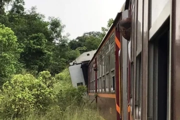 தடம் புரண்டது யாழ்தேவி - வவுனியாவில் சம்பவம்