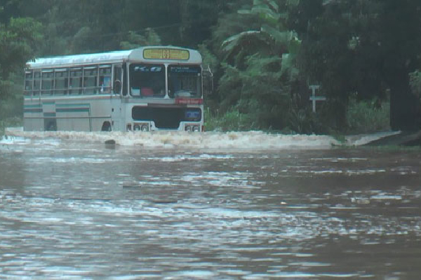 வெள்ளத்தில் பேருந்தை செலுத்திய சாரதியும் நடத்துனரும் பணி இடை நீக்கம் | Driver And Conductor Suspended Driving Bus Flood