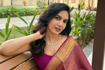 பட்டு சேலையில் நடிகை ரிது வர்மா அழகிய புகைப்படங்கள்