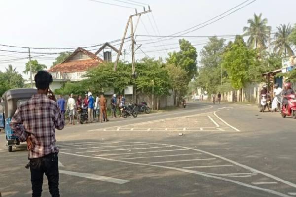 யாழ். பொலிஸ் நிலையம் அருகே அதிர்ச்சி சம்பவம் ; நடுவீதியில் இருவருக்கிடையில் ஏற்பட்ட மோதல் | A Clash Between Two People On The Jaffna Main Road