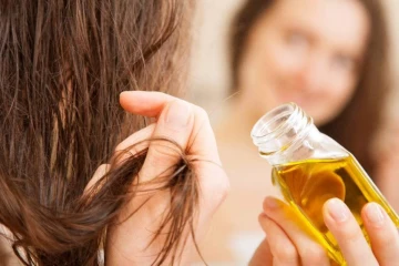 தலையில் எண்ணெய் தடவ சிறந்த நேரம் இது? காலையா? இரவா?