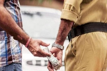 மட்டக்களப்பில் இலஞ்சம் வாங்கும் போது கையும் மெய்யுமாக சிக்கிய அதிகாரிகள்!