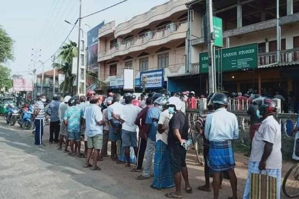 யாழ் மாவட்டத்தில் ஊரடங்கு மத்தியிலும் வைரலாகும் வீடியோ! தாகத்தின் உச்சம் | Liquor Lovers Waiting Long Queues At Liquor Stores யாழ் மாவட்டத்தில் ஊரடங்கு மத்தியிலும் வைரலாகும் வீடியோ! தாகத்தின் உச்சம் | Liquor Lovers Waiting Long Queues At Liquor Stores