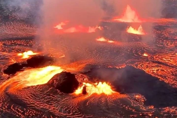 ஹவாய் எரிமலையில் இருந்து வெளியேறும் எரிமலைக்குழம்பு: இயற்கையின் பிரமிக்கவைக்கும் காட்சிகள் இதோ
