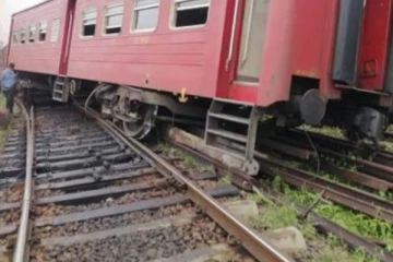 දුම්රියක් පීළි පනියි - ජනතාවට දැනුම්දීමක්..