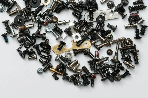 இளைஞரின் வயிற்றில் கொத்து கொத்தாக கிடந்த மர்ம பொருட்கள்.. ஸ்கேனை பார்த்து மிரண்டுபோன மருத்துவர்கள் | Lithuania Man Kilo Of Nails Nuts Bolts In Stomach