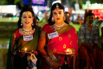 கொள்ளையடிக்கும் அழகில் கோயிலில் பூஜை செய்வது ஆண்களா? மிரண்டு போன நெட்டிசன்கள்