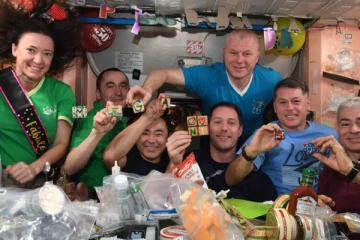 பூமிக்கு வெளியே பிறந்த நாள் கொண்டாட்டம்;  இணையத்தில் வைரல்