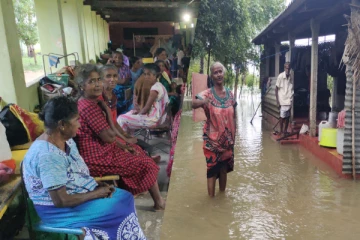 வெள்ளத்தால் பாதிக்கப்பட்ட மக்கள் பாடசாலைகளில் தஞ்சம்(Video)