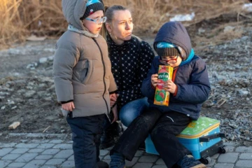 தொடரும் போர் பதற்றம்;  உயிரை கையில் பிடித்துக்கொண்டு தப்பியோடும் உக்ரேனிய மக்கள்